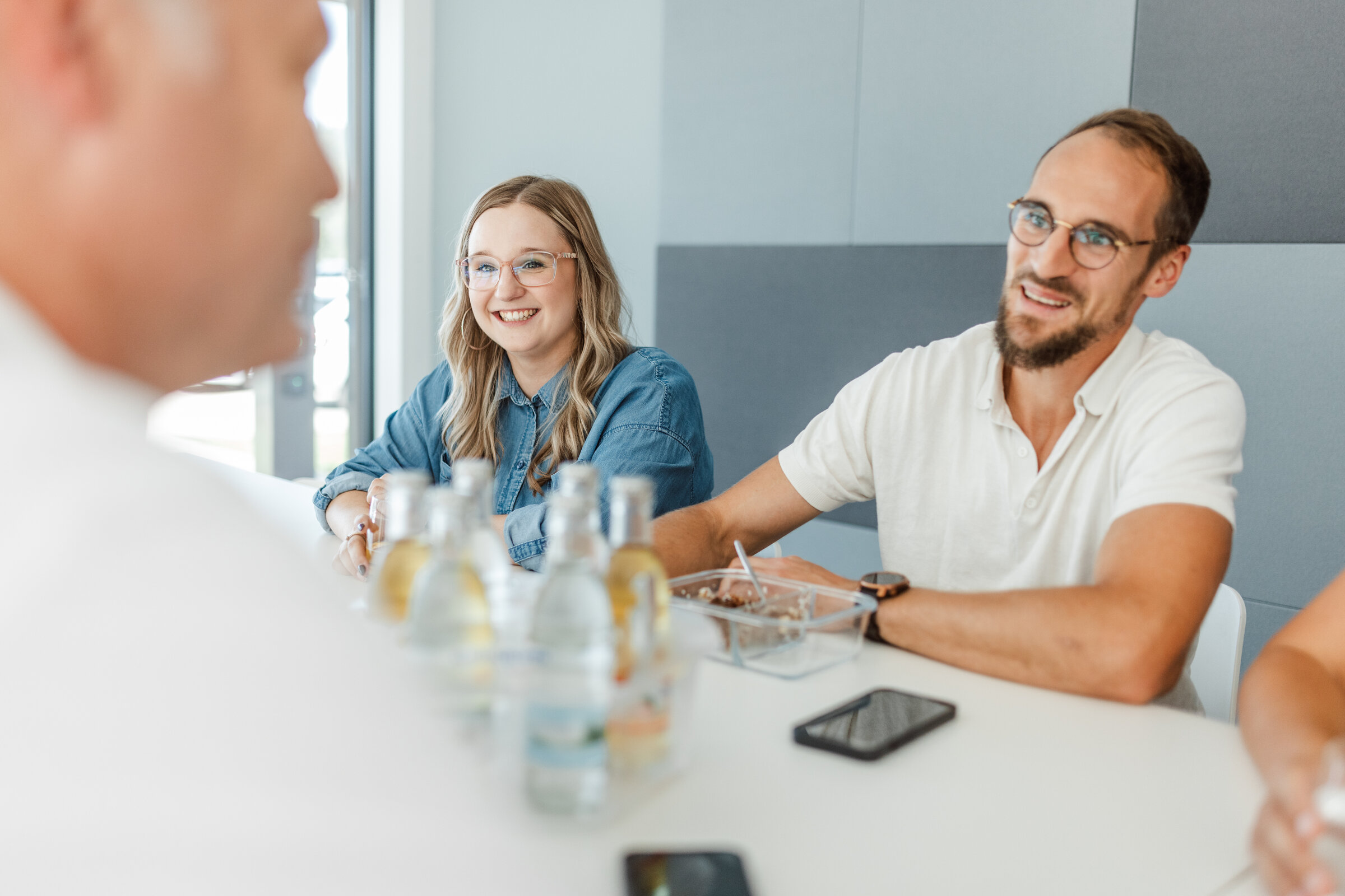 Pause: SSV-Kroschke Kollegen sitzen in der Kantine